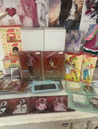 Customer's Alien Stage acrylic standee set featuring Luka and Hyuna figures, along with assorted character keychains.