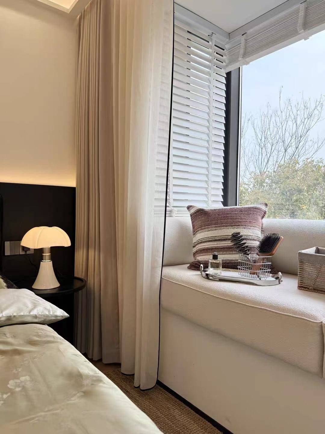 Customer photo review of Retro Bat Wing Petal Table Lamp