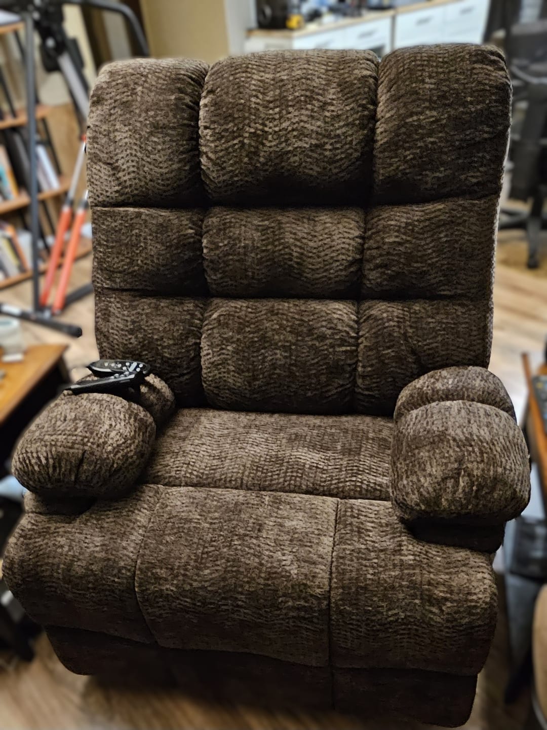Customer photo review of 9205L Big & Tall Power Lift Recliner – Extended Footrest, Dual Motor, Heat & Massage, 400 lbs