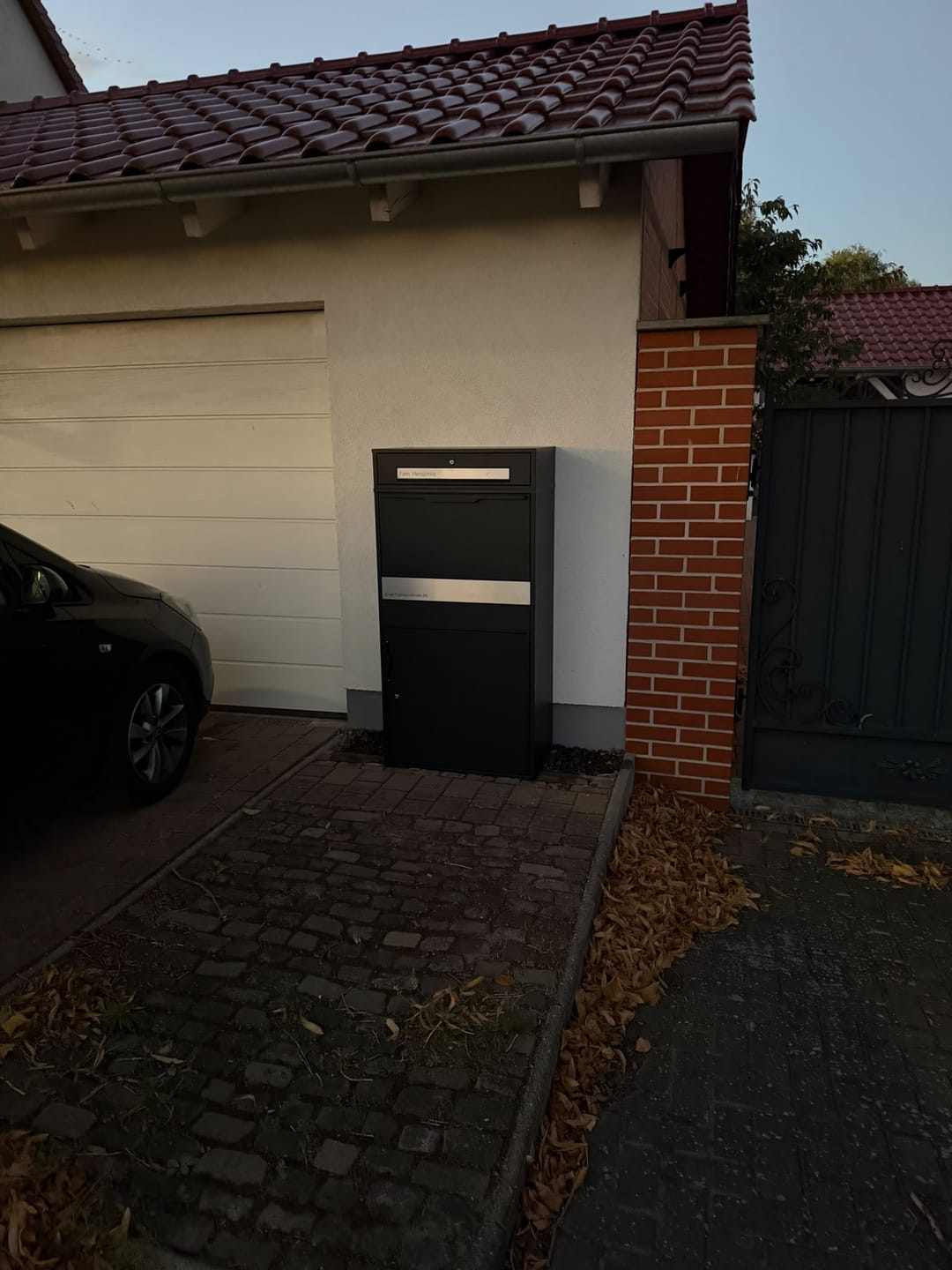 Customer photo review of XXL Paketbox mit Briefkasten | schwarz (RAL9005) | personalisiert mit Edelstahl-Schildern