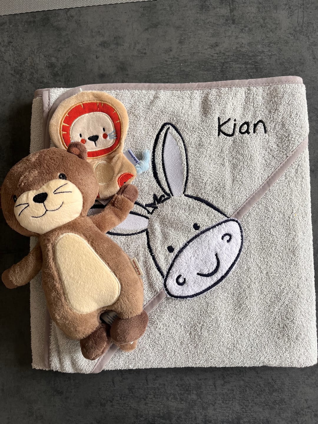 Customer photo review of Kapuzenhandtuch mit Namen bestickt Esel Gesicht grau