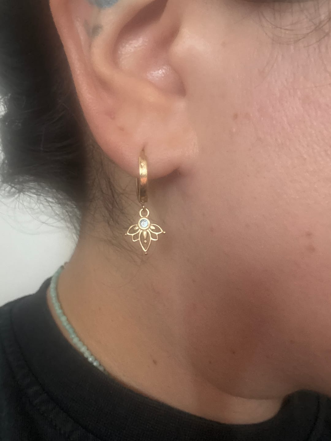 Customer photo review of עגילי חישוק לוטוס ואבני חן