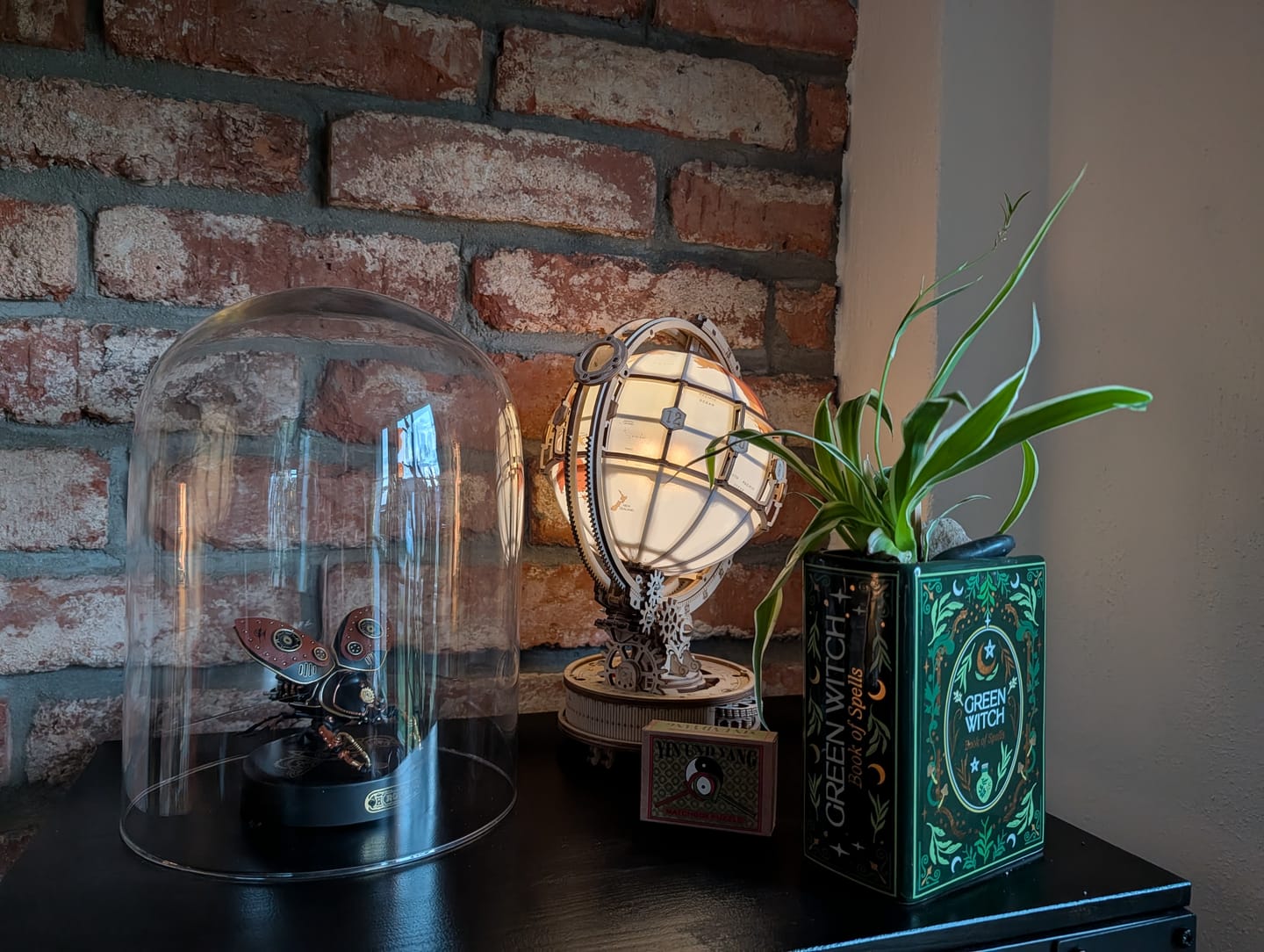 Customer photo review of Green Witch Buchvase – grüne Keramikvase im Grimoires-Design