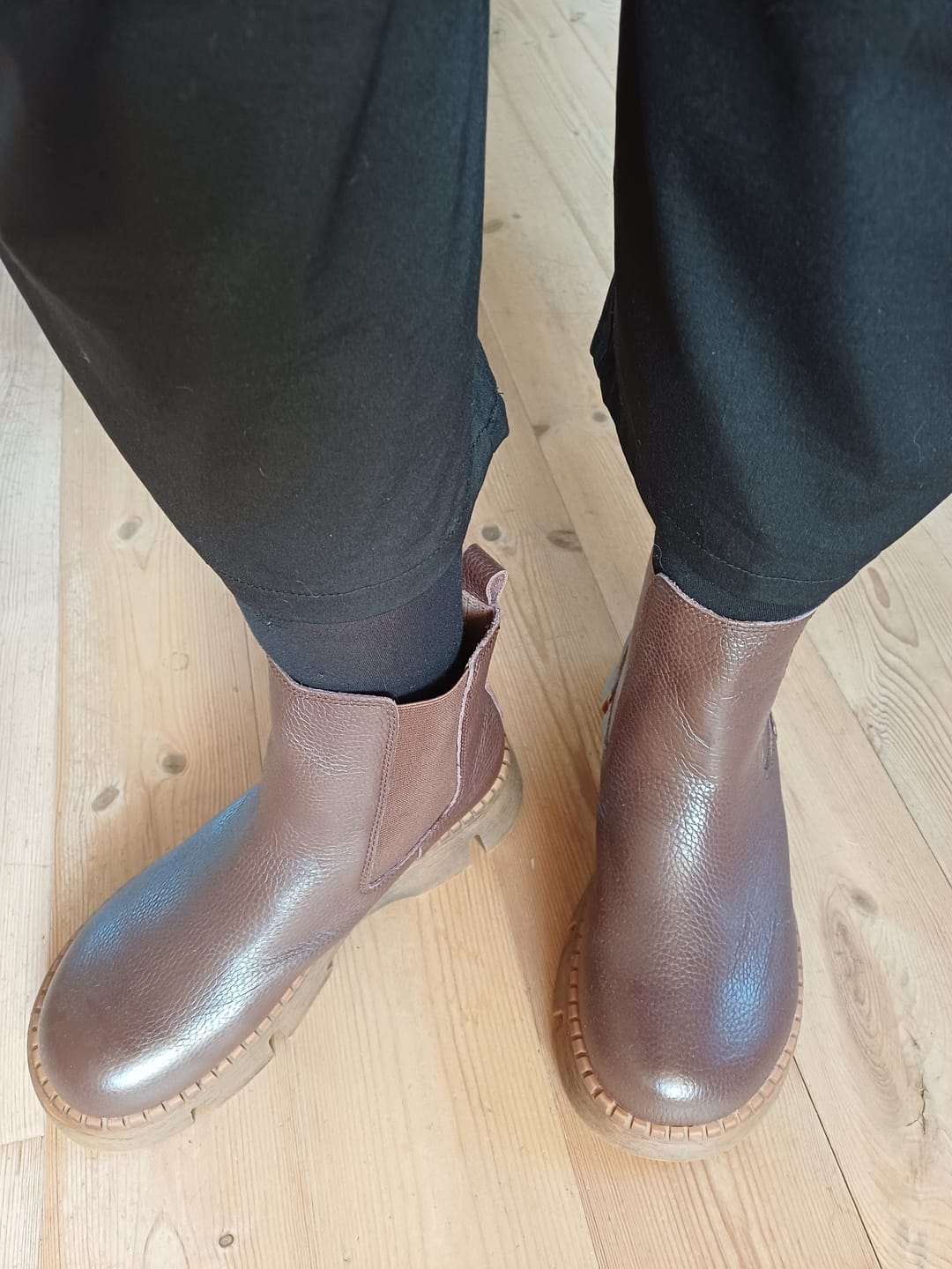 Customer photo review of Women Retro Genuine Leather Platform Low-Heel Boots