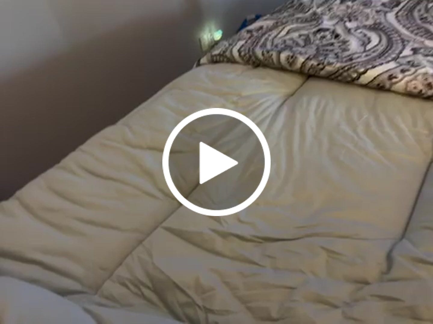 Customer video review of MarshMellow Comforter