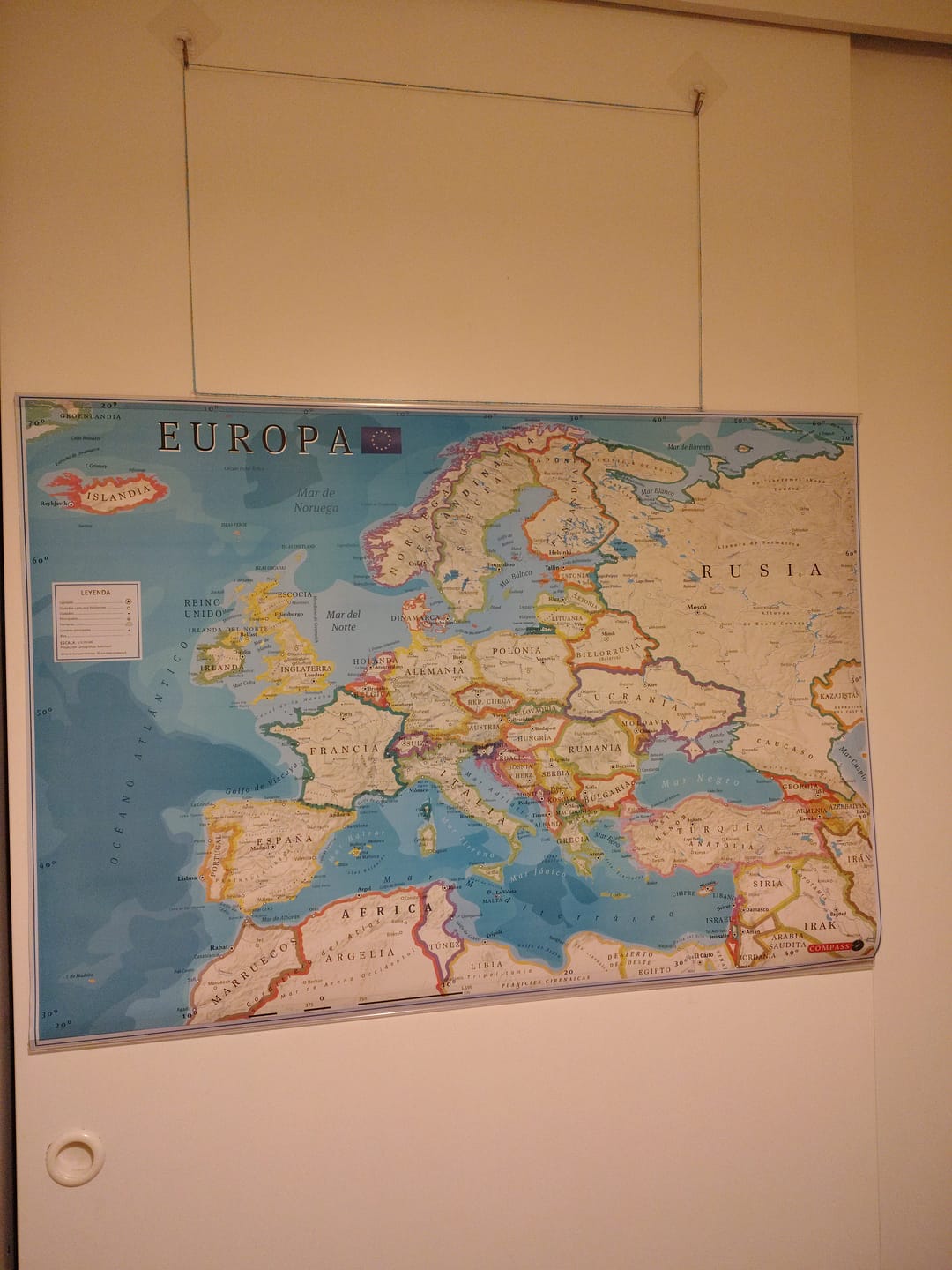 Customer photo review of Mapa del Mundo Político con Banderas y Europa 2024 - Lámina