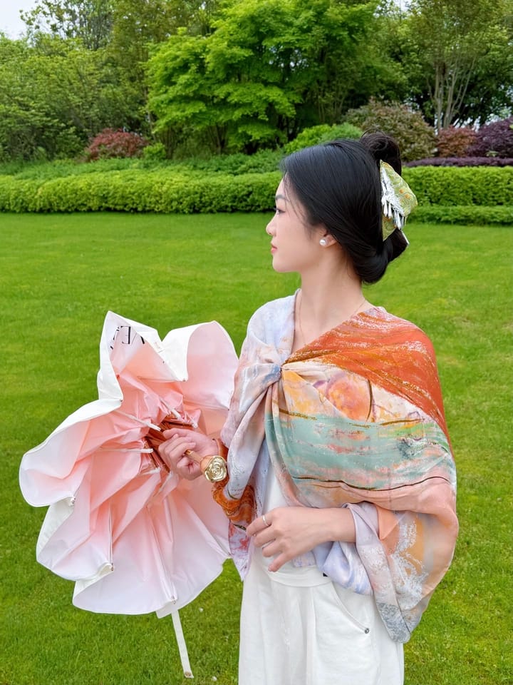 Customer photo review of Dunhuang Five Elements Printed Mulberry Silk Shawl / Scarf