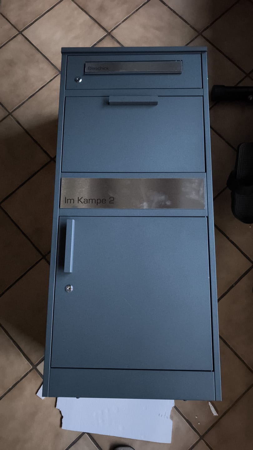 Customer photo review of Paketbox PB1 mit Briefkasten | anthrazit - RAL7016 | personalisiert mit Edelstahl-Schild
