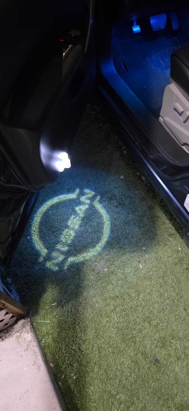 Customer photo review of NISSAN Original LOGO PROJECTOT LIGHTS Nr.1914(quantity 1 = 2 Logo Films /2 door lights）