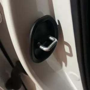 Customer photo review of Installazione Facile Copertura Serratura Porta Auto Autoadesiva