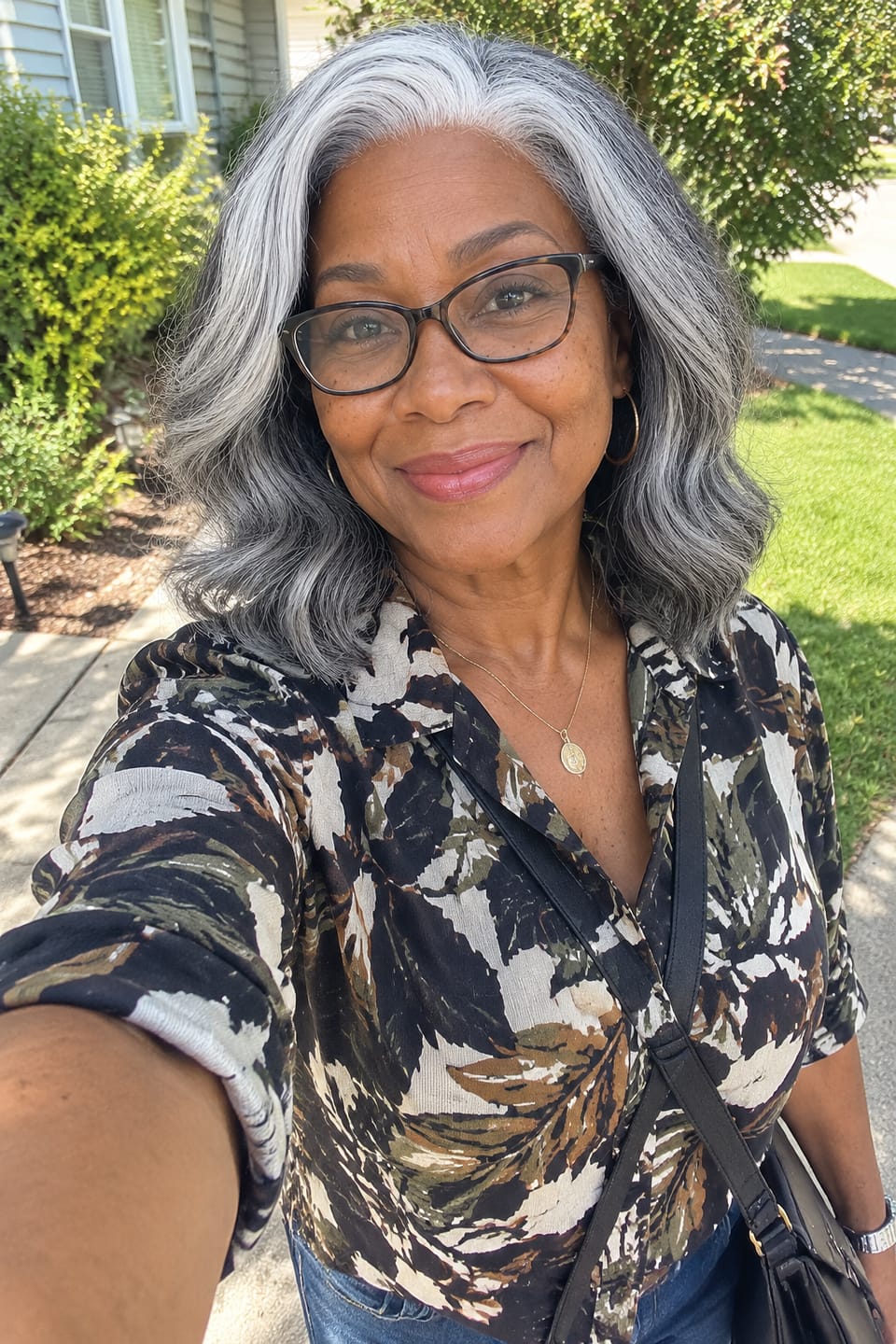 Customer photo review of Luvwin 5X5 Salt & Pepper More Salt Highlight Front Glueless Wave Wig