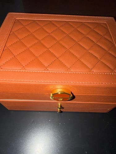 Customer photo review of Boîte à Bijoux en cuir intérieur velours