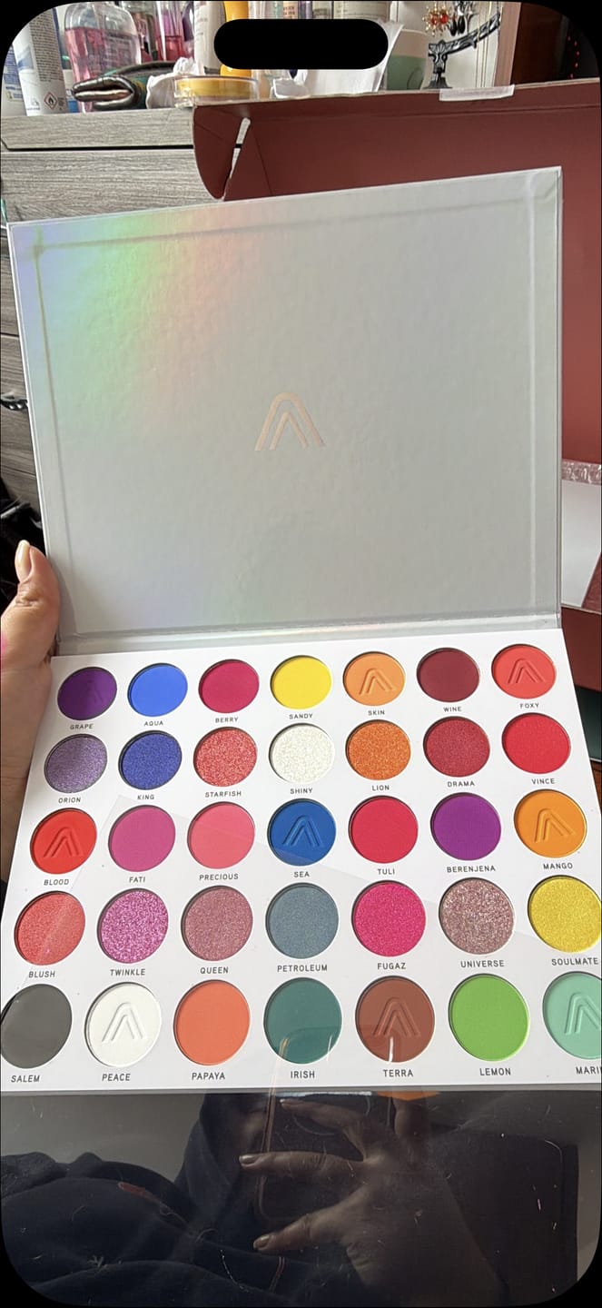 Customer photo review of PALETA DE SOMBRAS HAWAII | MAKEUP EXPERT