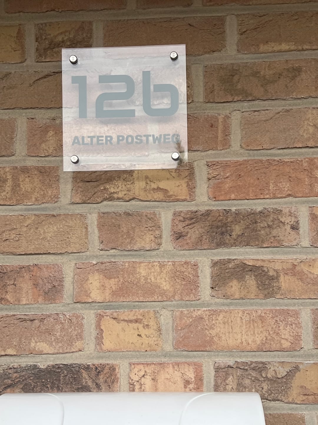 Customer photo review of Hausnummernschild aus Acryl – personalisierbar & wetterfest – inkl. Edelstahl-Abstandshalter