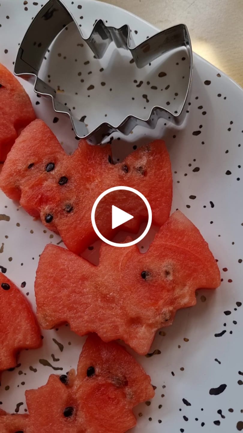 Customer video review of Halloween Ausstechformen Set – 5-teilig aus Metall Keksausstecher (Kürbis, Fledermaus, Hexenhut, Katze, Besen)