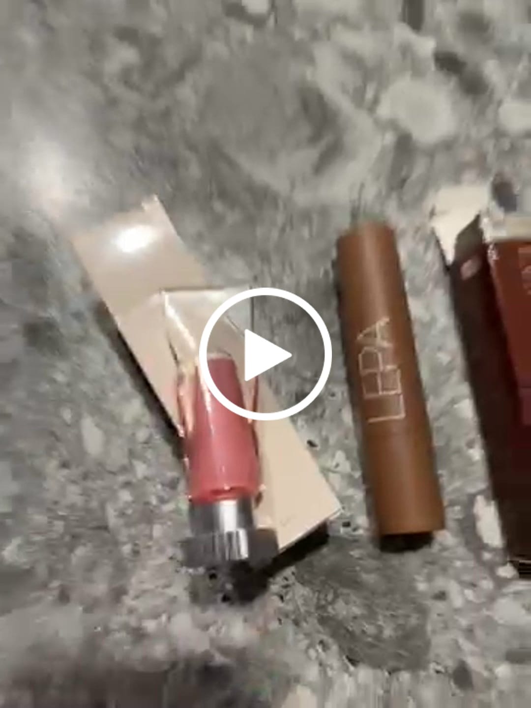 Customer video review of Lipgloss pink