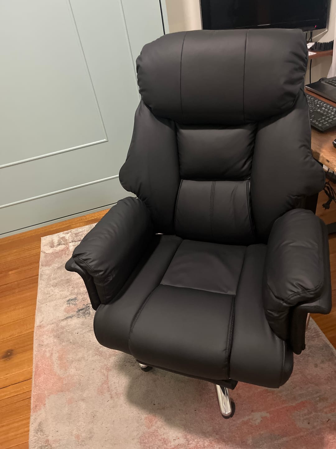 Customer photo review of Gaming Chair Ergonomic With Footrest 150°Recline for Home Office Black