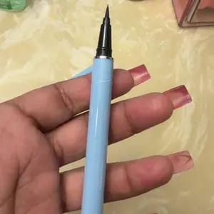 Customer photo review of Eyeliner Waterproof Leggero Lunga Tenuta Texture Setosa