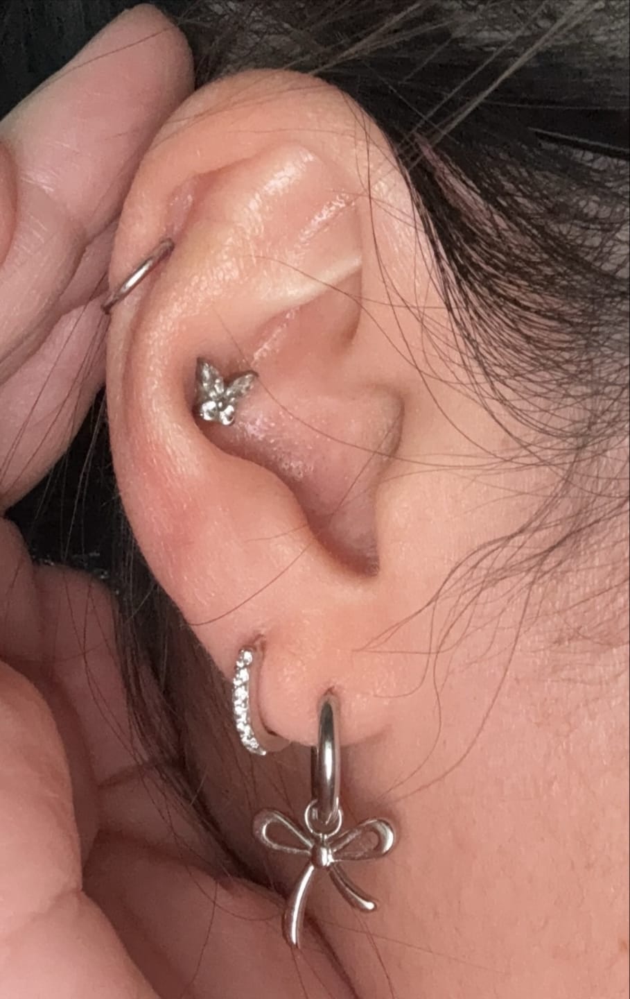 Customer photo review of Ribbon Vibes Huggie Ohrringe 14K Vergoldet