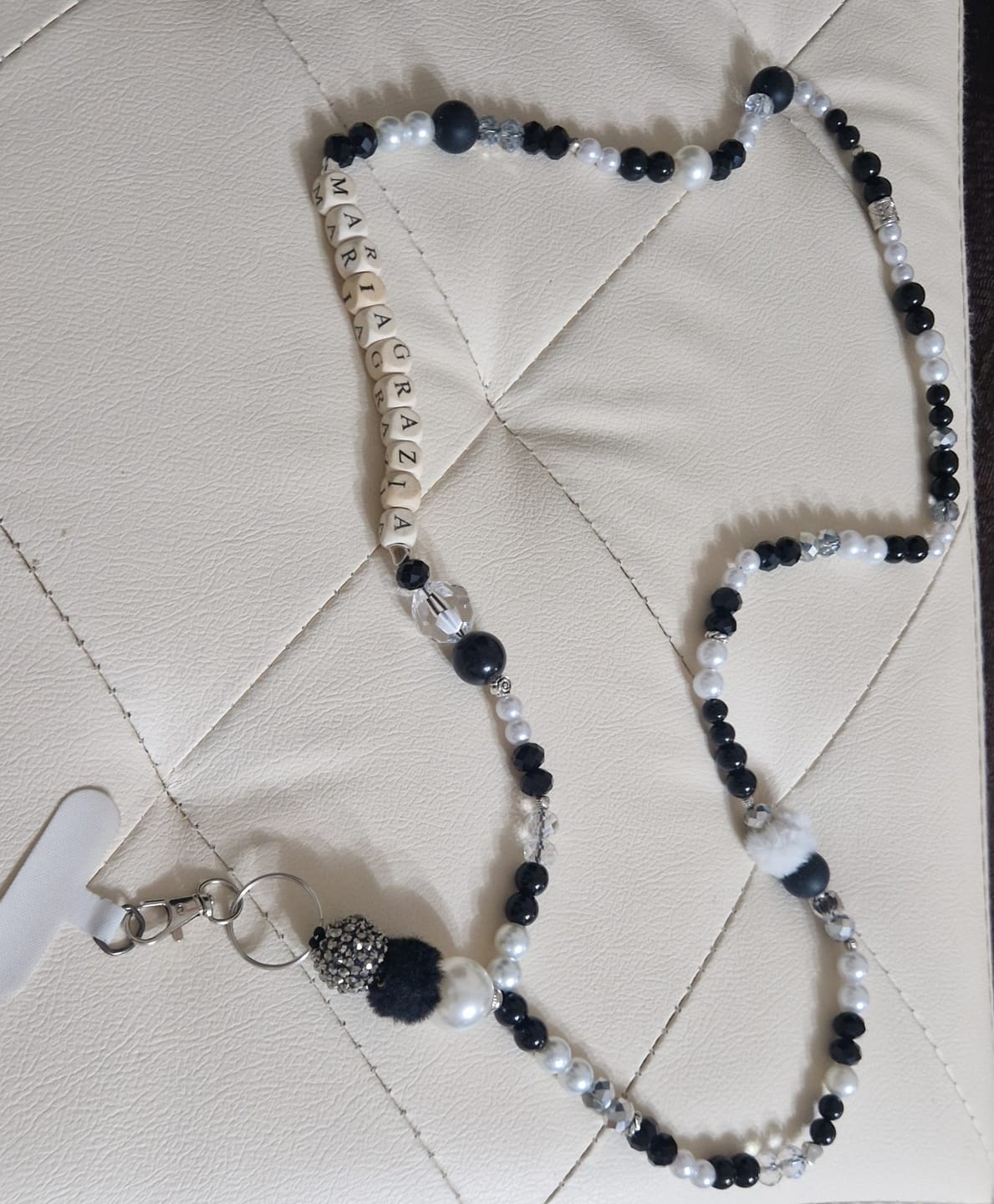 Customer photo review of Portachiavi Lungo da collo di perle fatto a mano 🖤 Nero