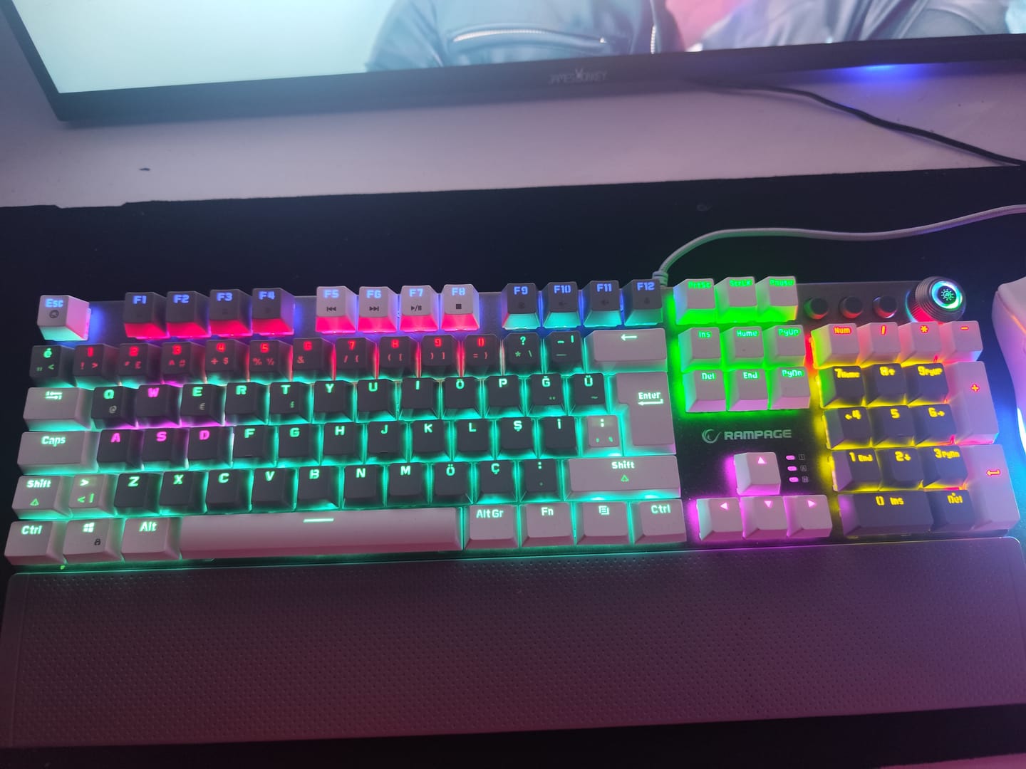 Customer photo review of BLADE PLUS - Rainbow Mekanik Oyuncu Klavyesi