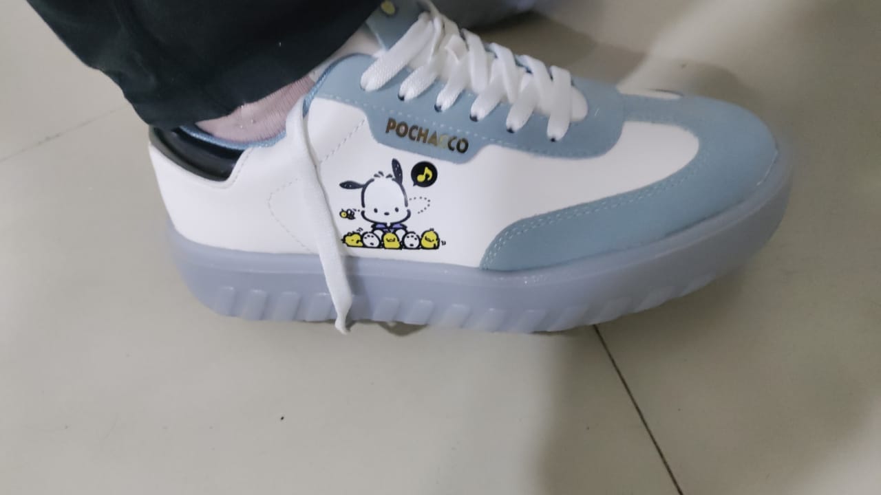 Customer photo review of Tenis Urbano Pochacco Ceriani para Mujer Blanco Azul