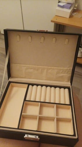 Customer photo review of Boîte à Bijoux en cuir intérieur velours