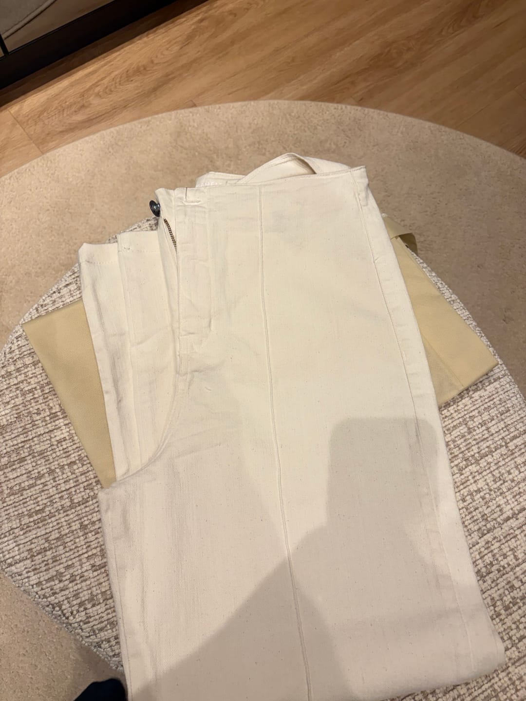 Customer photo review of Calça Jeans Reta Mandacaru Bege Natural