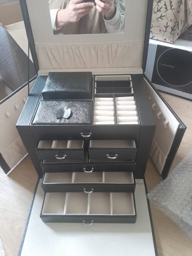 Customer photo review of Boîte à Bijoux en cuir intérieur velours