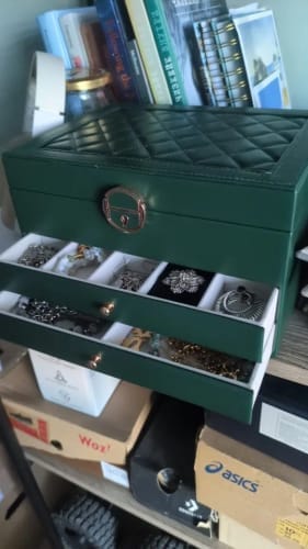 Customer photo review of Boîte à Bijoux en cuir intérieur velours