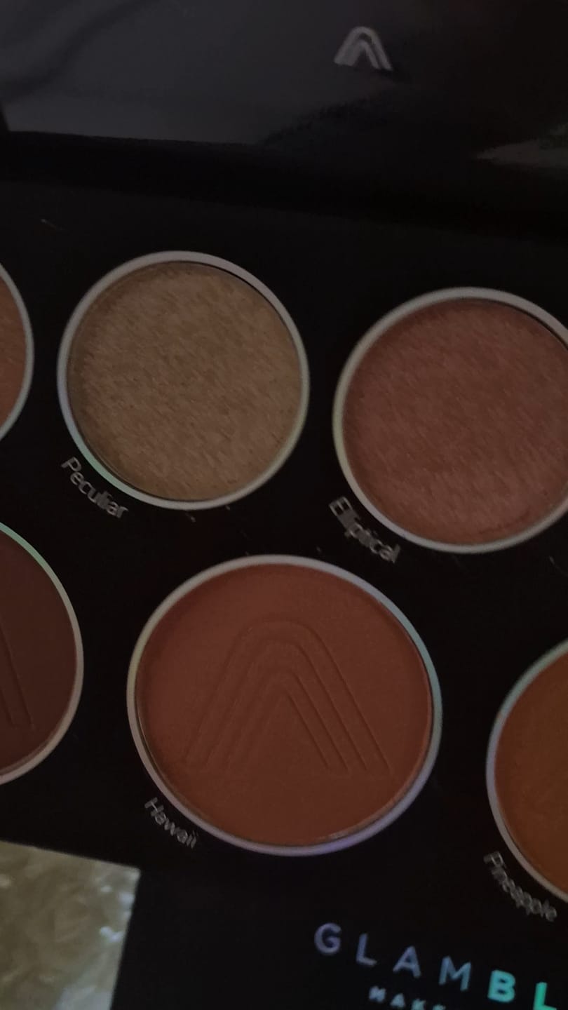 Customer photo review of PALETA DE CONTORNOS E ILUMINADOR GLAMBLACK