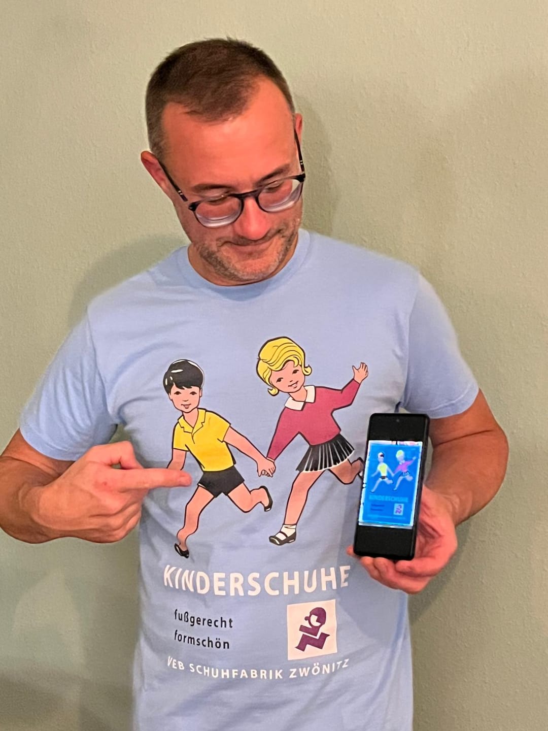 Customer photo review of DDR Ostalgie Shirt Unisex • KINDERSCHUHE VEB SCHUHFABRIK ZWÖNITZ