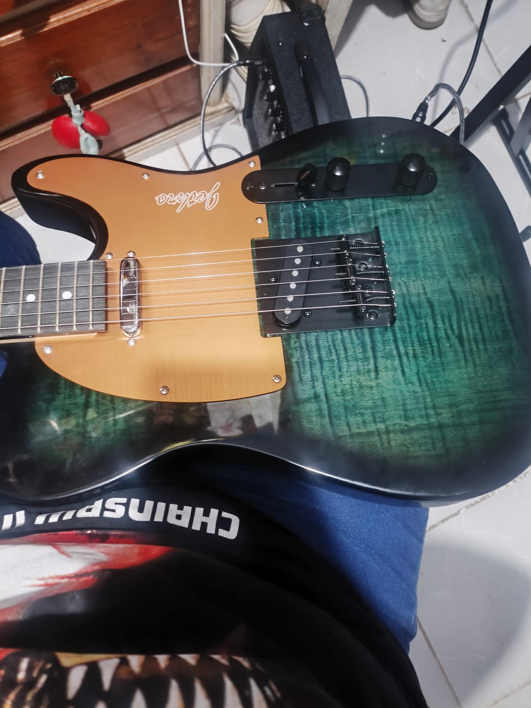 Customer photo review of 063-SK AAA Flamed Black White Kit Guitarra Eléctrica Con Amplificador 20W Funda Atril Cable Profesional Para Diestros Jethro By Steelpro