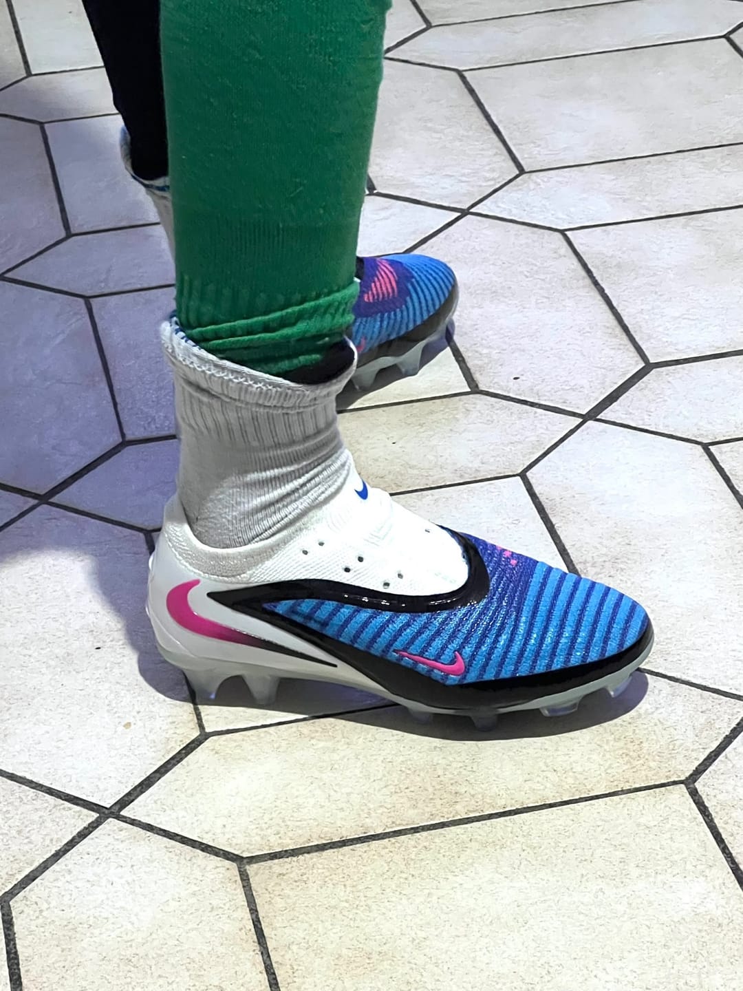 Customer photo review of Nike Phantom 6 Elite Low Cut FG Attack Pack - Bleu/Blanc/Noir/Rose