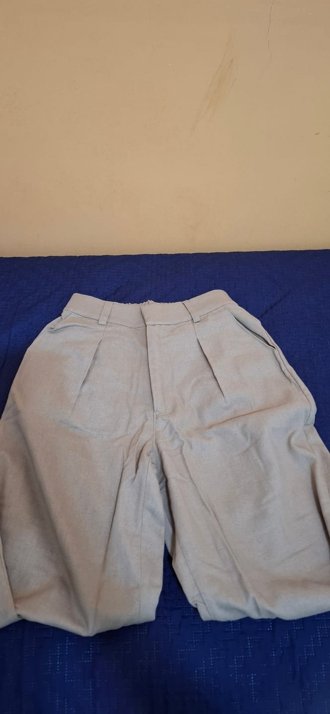 Customer photo review of Calça Pantalona Graviola Bege Claro + Forro