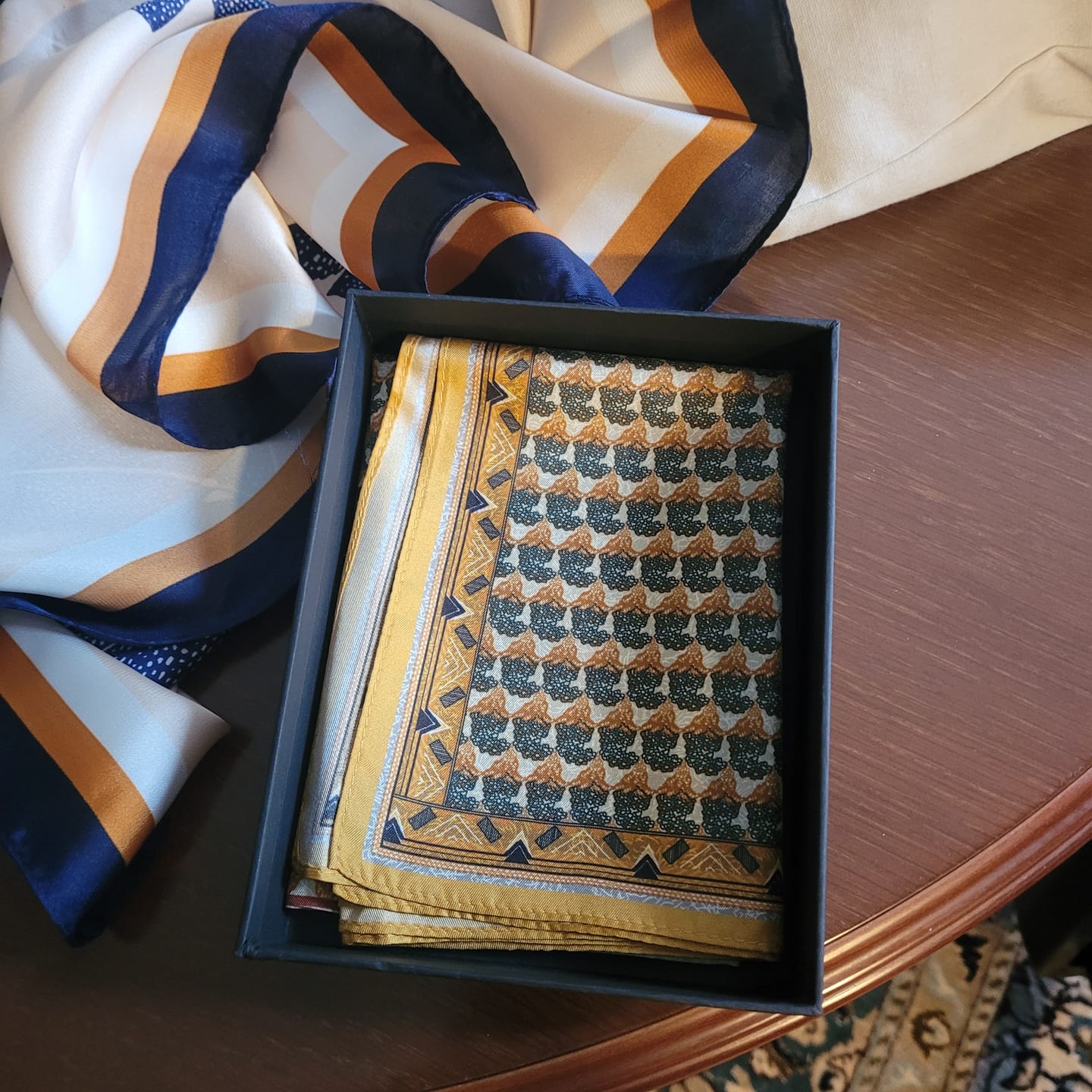 Customer photo review of Harmony Foulard (100% Seta - 68cm)