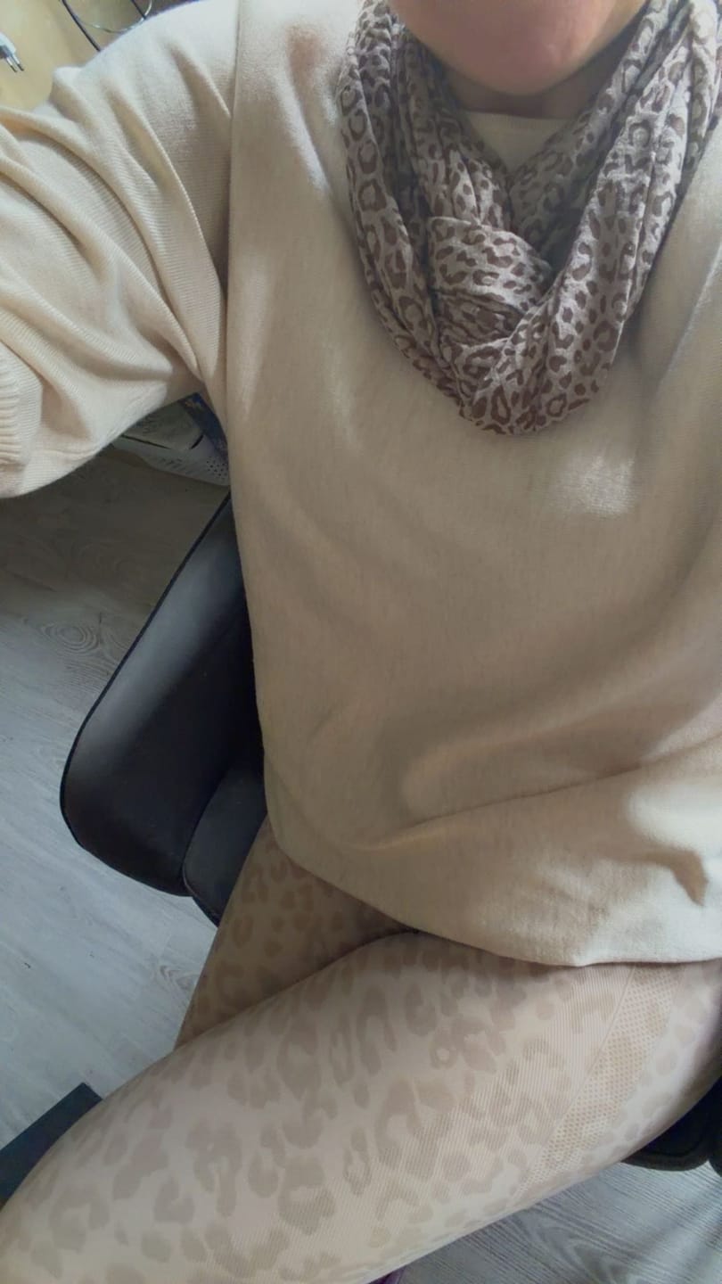 Customer photo review of MOTION LEO MID WAIST SCRUNCH LEGGINGS V2