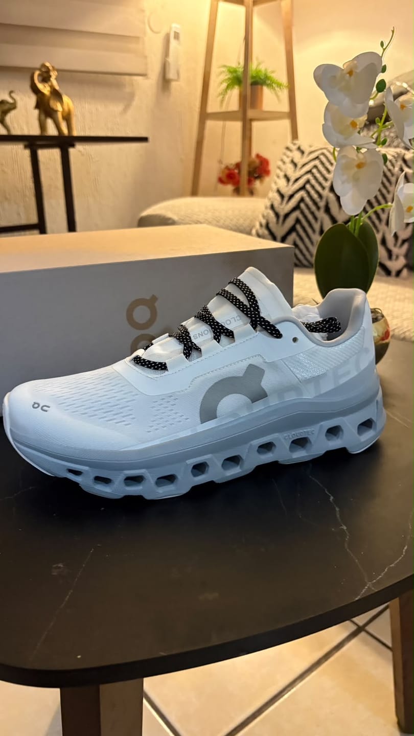Customer photo review of Tenis On Cloud Monster White Glacier Importado