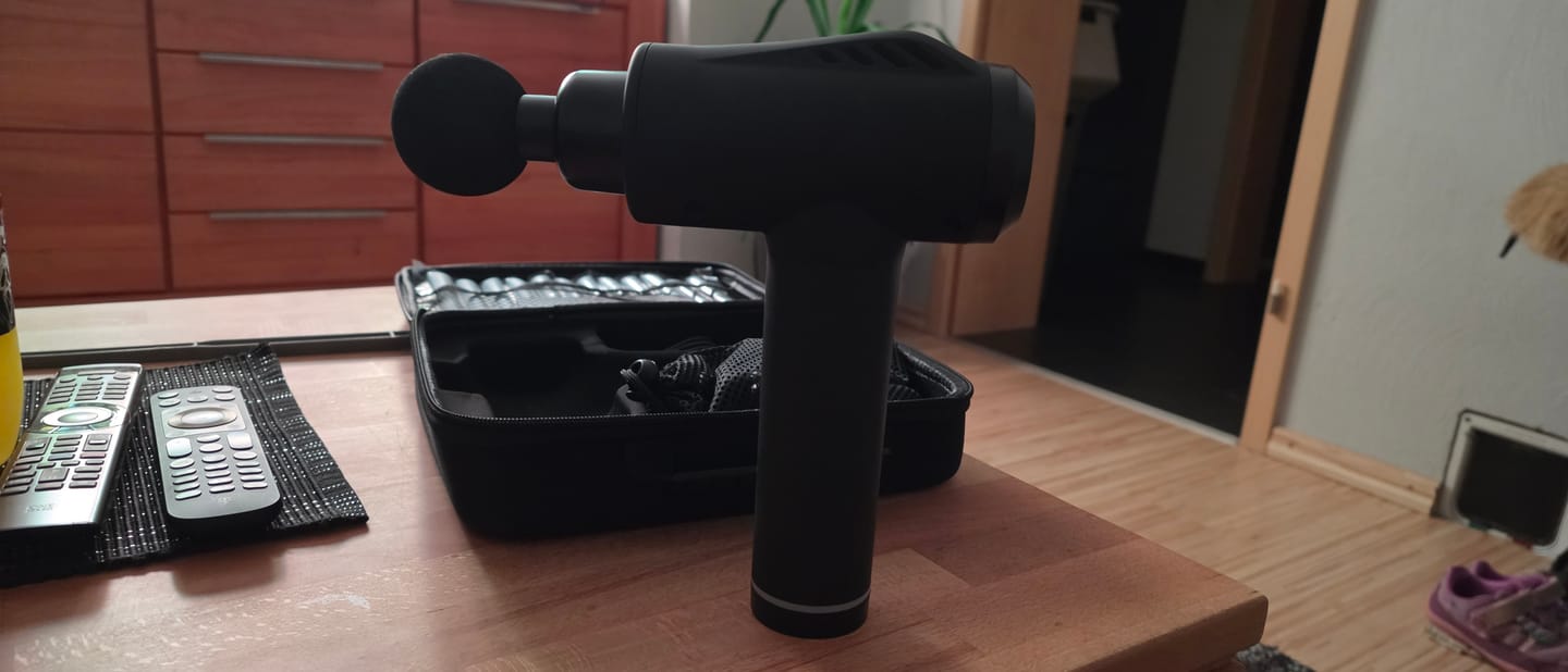 Customer photo review of Massagepistole mit 30 Geschwindigkeiten / Massage Gun für tiefe Muskelmassage mit bis zu 3600 Impulsen/min / 10 Aufsätze für Nacken, Rücken & Körper / Mit LCD-Touchscreen