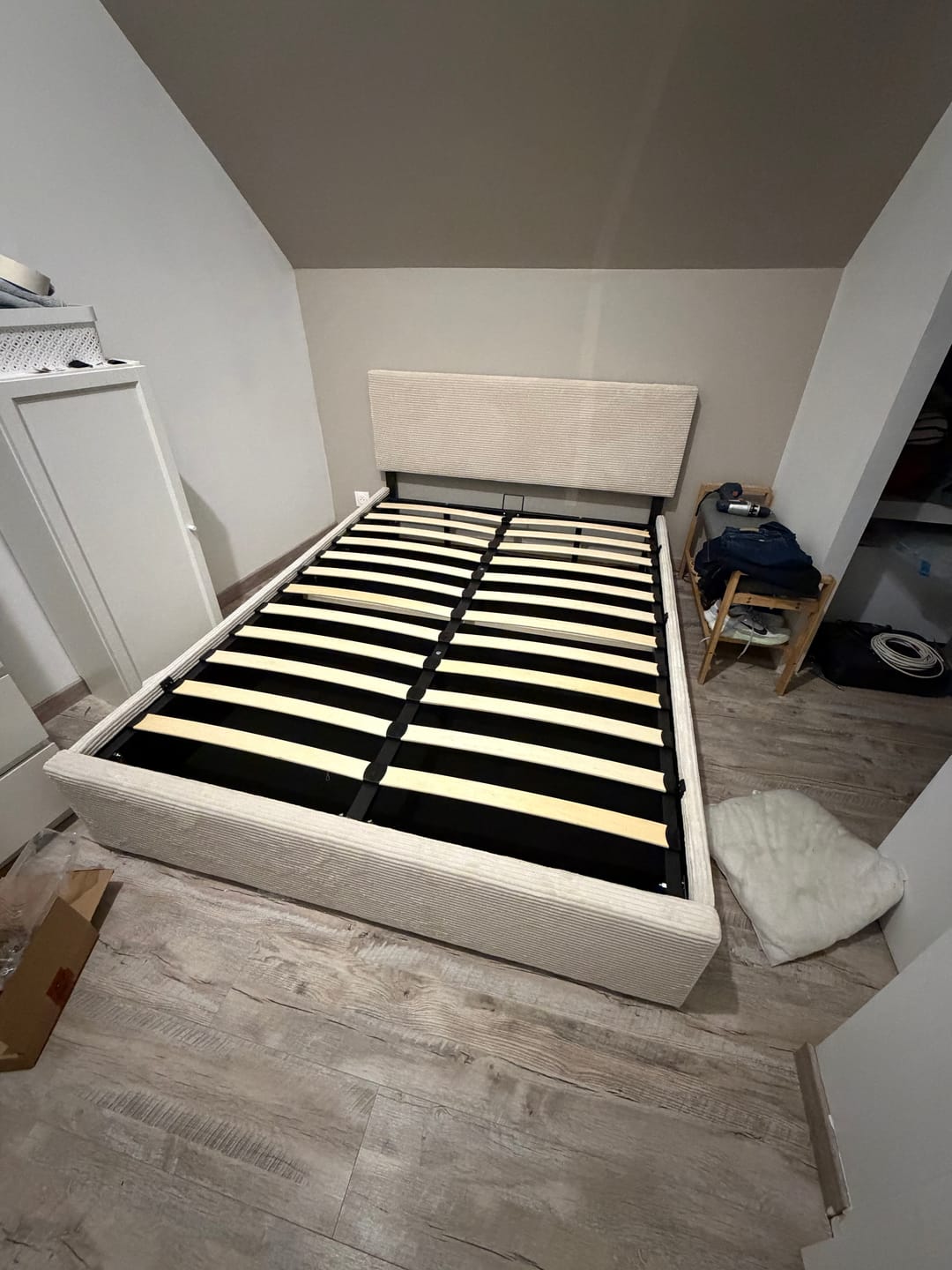 Customer photo review of Lit coffre AUGUSTIN – Velours côtelé avec rangement intégré