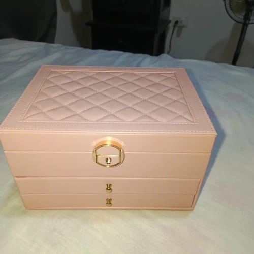 Customer photo review of Boîte à Bijoux en cuir intérieur velours
