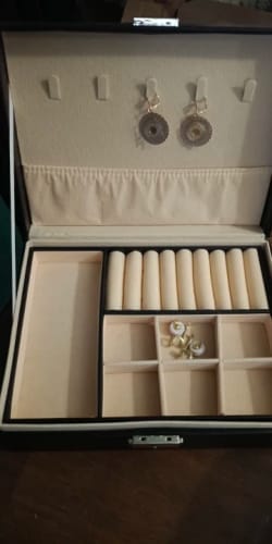 Customer photo review of Boîte à Bijoux en cuir intérieur velours
