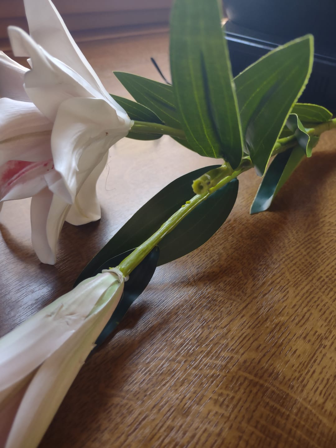 Customer photo review of 75 cm künstliche Lilien Tischzentren-Arrangements für Hochzeiten, zu Hause, Parties, Gärten und Büros als Dekoration