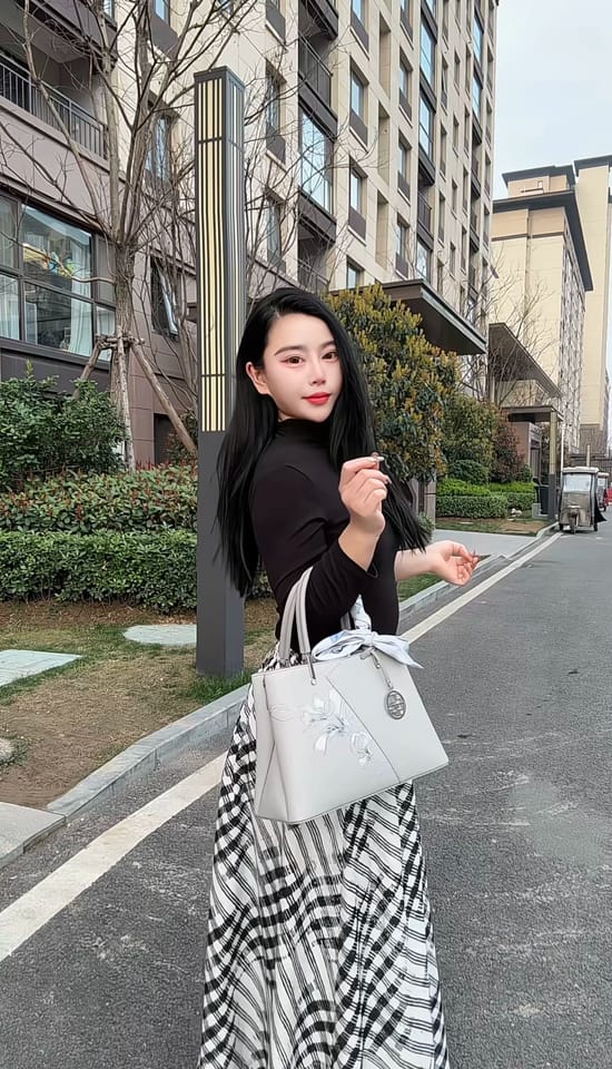 Customer photo review of Tang Red 30 Embroidered Magnolia Tote