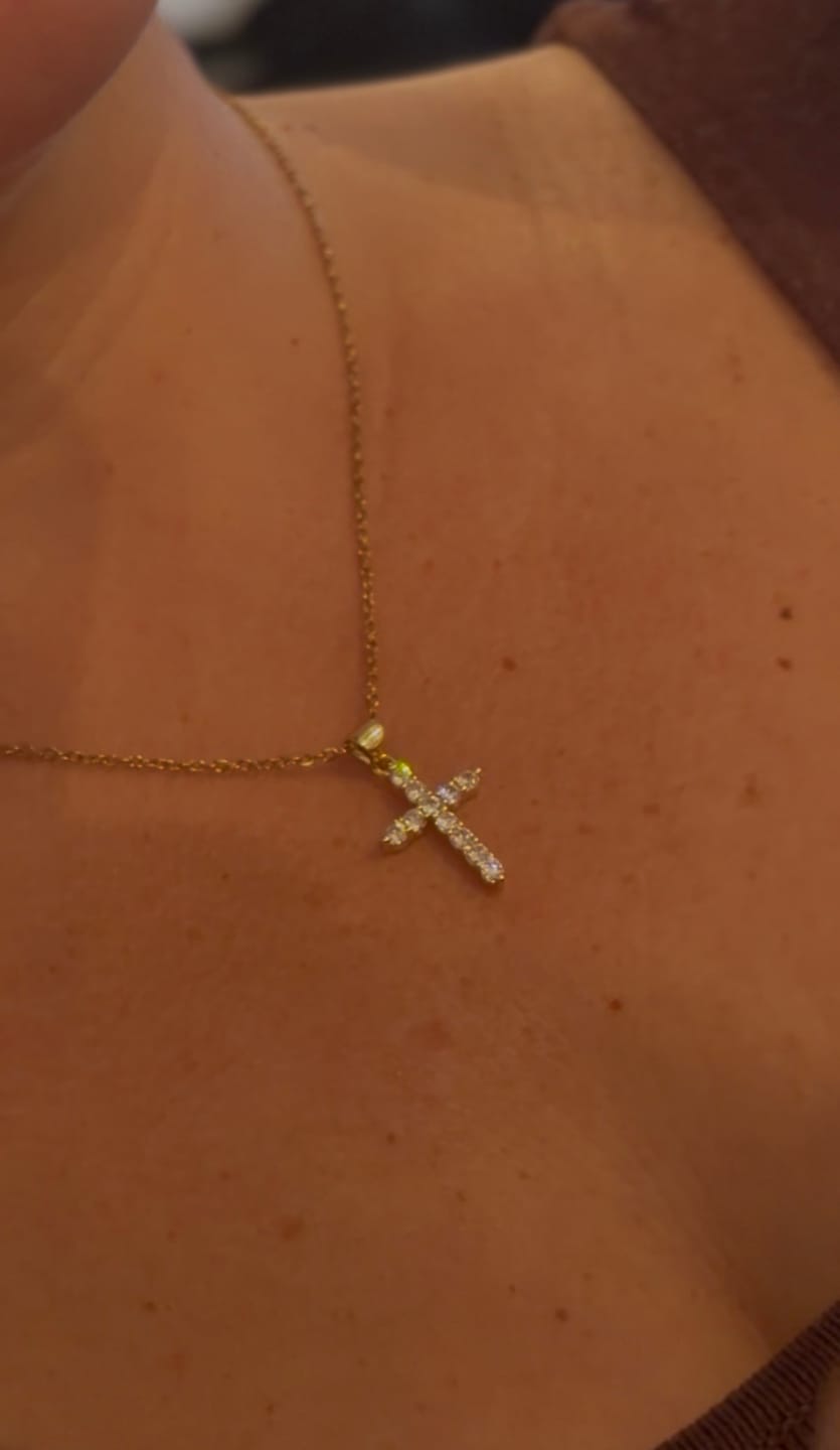 Customer photo review of Collier Croix Cristal Simple