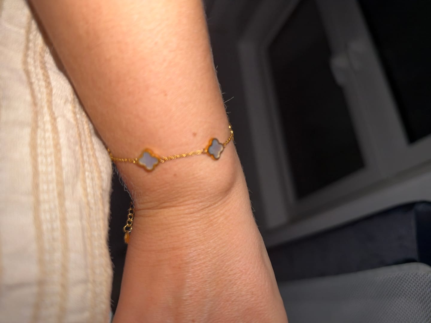 Customer photo review of Mini Clover Perlmutt Armband | 18K vergoldet