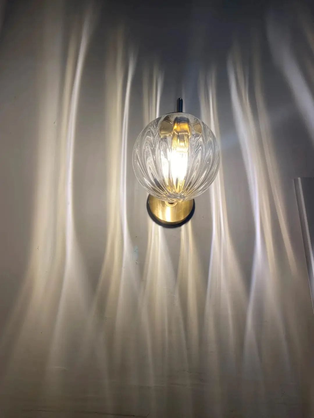 Customer photo review of Arandela Dourada de Metal e Vidro Vika