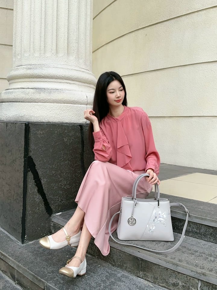 Customer photo review of Tang Red 30 Embroidered Magnolia Tote