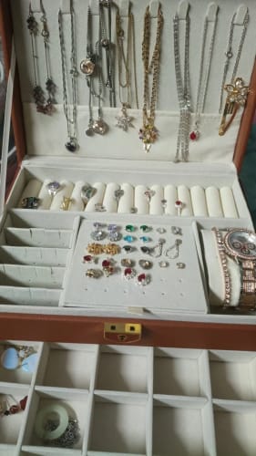 Customer photo review of Boîte à Bijoux en cuir intérieur velours