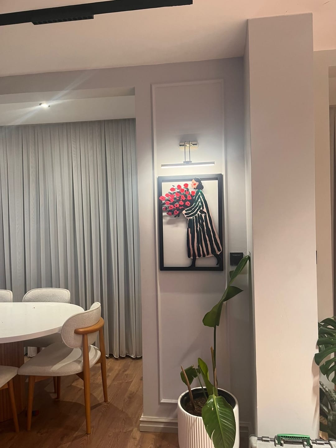 Customer photo review of Rose Lady Metal Tablo